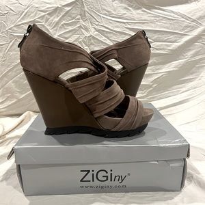 Size 10 ZiGiny Wedge